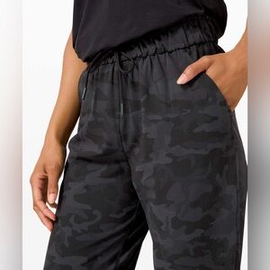 Lululemon On The Fly Pant *28"
Incognito Camo Multi Grey / Coal